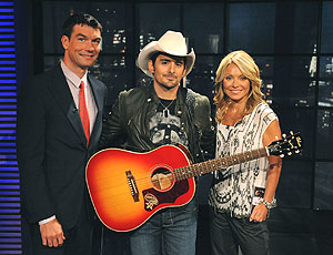 Pictured (l-r): "Live with Regis and Kelly" guest co-host, actor Jerry OConnell; Paisley; and Kelly Ripa.