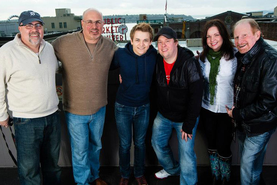 Atlantic/WMNs Hunter Hayes recently paid a visit to KKWF on top of the Hard Rock in Seattle. Pictured (L-R): Kevin Herring (VP of Promotion WMN), Mike Preston (KKWF PD), Hunter Hayes, Wingnut (KKWF MD), Deanna Lee (KKWF Assistant MD), and Rick Young (West Coast Regional WMN).