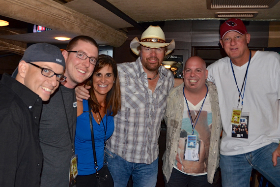 Toby Keith gave Arizonas Country Thunder festival its first-ever complete sell-out in its 25 year history and celebrated KMLE/Phoenix. Pictured (L-R): Tim Richards (PD); Drew Bland (MD); Lisa Owen (Show Dog Universal); Toby Keith; Brad Booker (morning show host); and Tim Pohlman (GM)