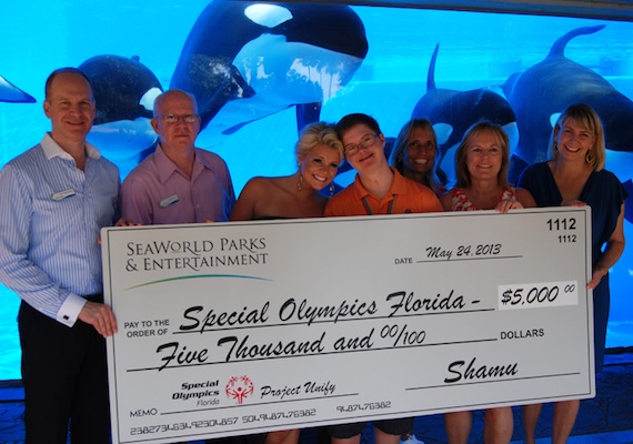 Pictured (L-R): Scott Helmstedter- Chief Creative Officer, SeaWorld, Rusty Harman -  Senior Director, Customer Relations, SeaWorld and Special Olympics Florida Board of Directors, Lauren Alaina, Michael Lindsay  Special Olympics athlete, Laurie Chmielewski  Special Olympics Orange County and Director, Camp Shriver, Susan Lindsay  Special Olympics parent, Sherry Wheelock  President and CEO, Special Olympics Florida.