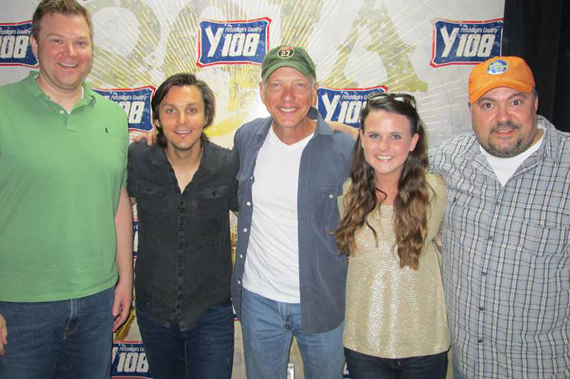 Charlie Worsham recently visited WDSY/Pittsburgh for an acoustic set for the staff. Pictured (L-R): Mark Anderson (OM-WDSY), Charlie Worsham, Stoney Richards (PD-WDSY), Abby Law (NE/MW Regional  W.A.R.), Chris Palmer (VP Promotion  W.A.R.)