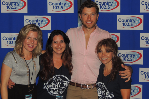 Over the weekend, Brett Eldredge (Atlantic/WMN) played WKLBs Country Block Party at the House of Blues. Pictured (L-R): Katie Bright (WMN), Dawn Santulocito (WKLB), Brett Eldredge and Ginny Rogers (WKLB).