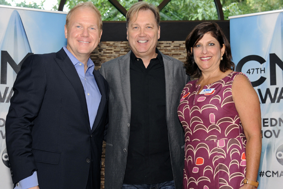 Pictured (L-R): Troy Tomlinson (CMA Chairman of the Board of Directors; Wariner; Sheri Warnke (CMA SVP of Marketing and Communications)