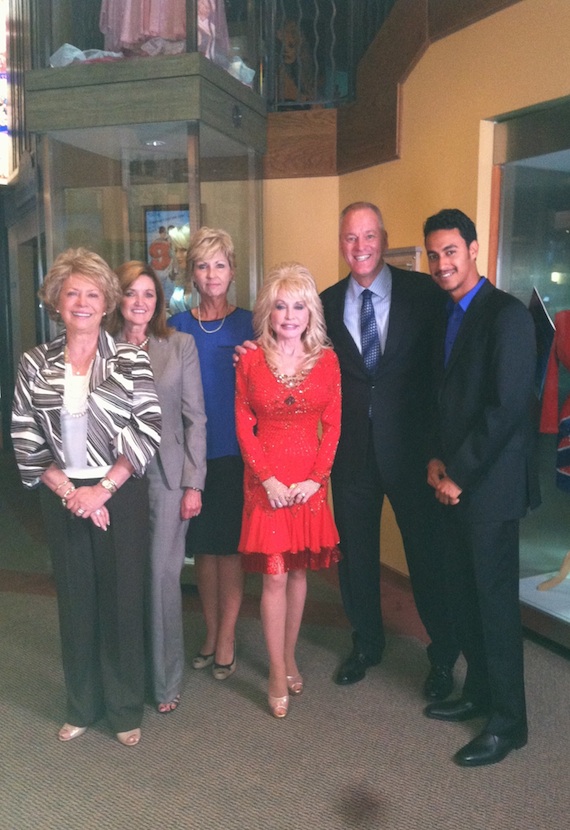 Pictured (L-R): Linda Ogle (Dr. Robert F. Thomas Foundation Board Member), Ellen Wilhoit (CAO, LeConte Medical Center), Debbie Dowling (Executive Director, Dr. Robert F. Thomas Foundation), Dolly Parton, Mike Cooper (CEO GlobalDoc), and Julio Pujols (Executive Assistant, GlobalDoc).