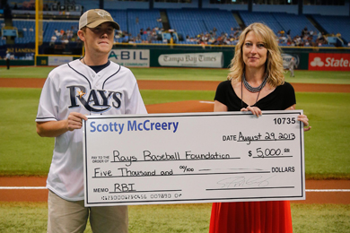 Scotty McCreery presents a $5,000 donation to Suzanne Luecke,Rays Baseball Foundation