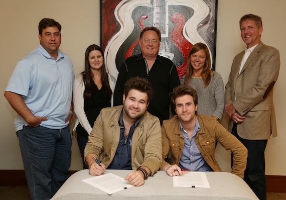 Pictured (seated, L-R): Zach Swon, Colton Swon. Pictured (standing, L-R): Sony Music Nashvilles A&R VP Jim Catino, A&R Director Taylor Lindsey, and Chairman & CEO Gary Overton; Arista Nashville Promotion VP Lesly Tyson; and Hill Entertainment Groups Greg Hill. Photo Credit: Alan Poizner 