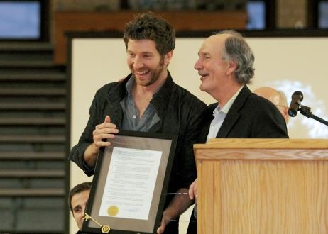 Brett Eldredge with Paris, Ill. Mayor Craig Smith. Photo credit Cathy Drake Photography.