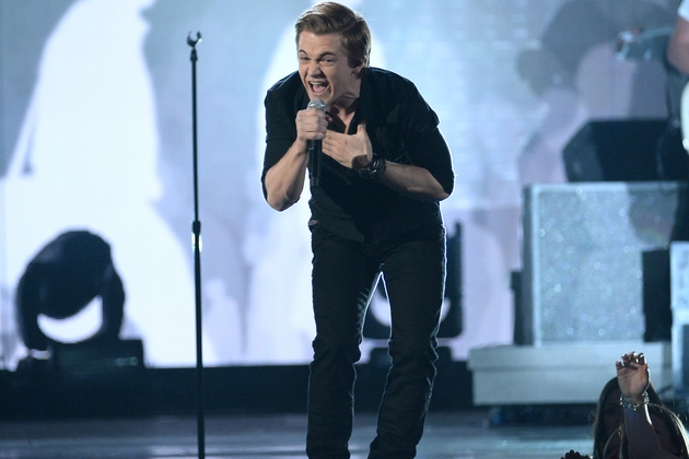 Hunter Hayes gives a powerful performance of "Invisible."