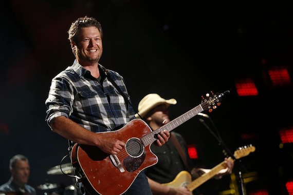 Blake Shelton plays LP. Photo: CMA