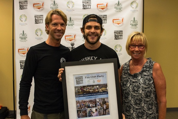 Hands On Nashville President & CEO Brian Williams and Second Harvest Food Bank of Middle Tennessee President & CEO Jaynee Day honor Thomas Rhett for his contributions in the fight against hunger. Photo: Jamie Vess 