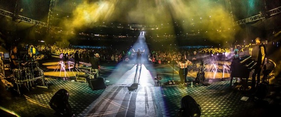 Shelton onstage at Wrigley Field.