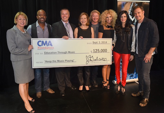  -r) Sarah Trahern, CMA Chief Executive Officer; Darius Rucker; Peter Pauliks, Education Through Music Director of Programs; Katherine Damkohler, Education Through Music Executive Director; Little Big Town. Photo: Kevin Yatarola / CMA