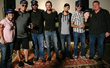 Photo L to R: Katie Dean (UMG), Shane Allen (UMG), Royce Risser (UMG), Bentley, Chris Thompkins, Steve Hodges (UMG) and Mike Sistad (ASCAP)