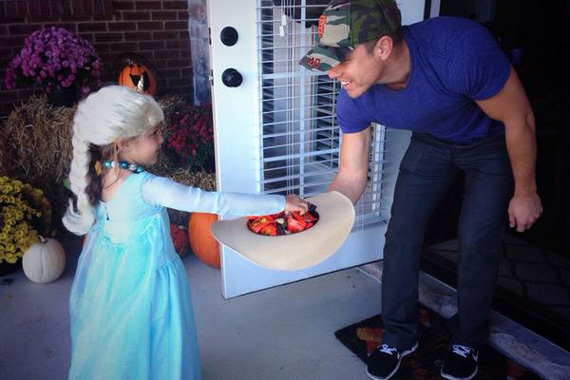 Dustin Lynch and an unidentified trick-or-treater.