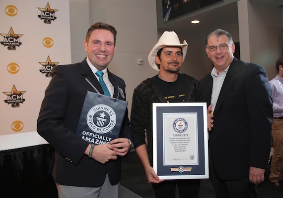 Pictured (L-R): Bob Romeo, CEO of the Academy of Country Music; Brad Paisley; Michael Empric, Guinness World Records adjudicator. Photo: Getty Images