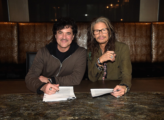 Big Machine Label Group President and CEO Scott Borchetta and Steven Tyler sign the record deal for Tylers project on Dot Records. Photo: Rick Diamond/Getty Images 