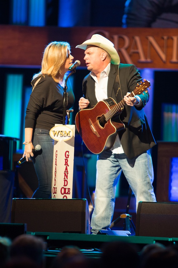 Trisha Yearwood (L) Garth Brooks (R). Photo: 2015 Grand Ole Opry/Chris Hollo