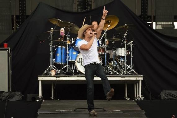 dustin lynch at farmborough