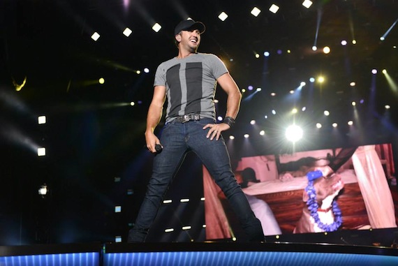 luke bryan at farmborough