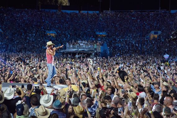 Kenny Chesney plays the Rose Bowl