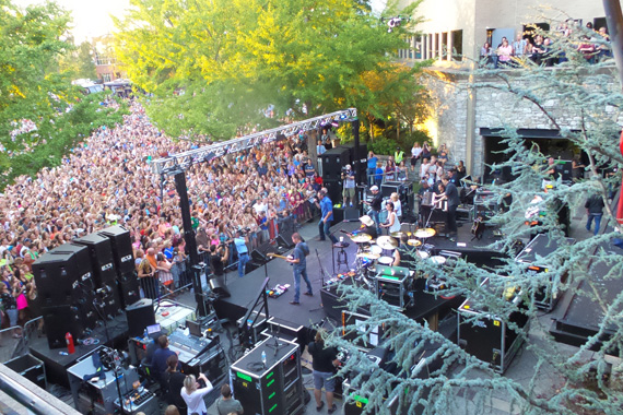 Blake Shelton performs for the final installment of Warner Music Nashville's Pickin' on the Patio 2015 to thousands of fans. Photo: MusicRow