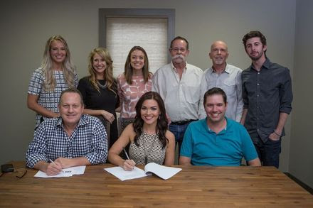 Pictured (L-R, Front Row): Cold River Records' President Pete O'Heeron, artist Rae Solomon, and Jim Dandy, VP of Promotion. (Back Row): Cold River Management's Marie Wapelhorst, Jennifer Johnson of Jennifer Johnson Management, Cold River Records' Regionals Kellie Longworth and Bill Heltemes, L3 Management's Peter Hartung and Steve Mekler. 