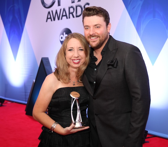 Pictured (L-R): Cindy Watts and Chris Young. Photo: Hunter Berry/CMA