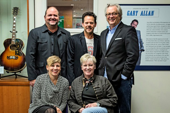 Pictured (front L-R): Country Music Hall of Fame and Museums Ali Tonn, Carolyn Tate. (back L-R): John Lytle, Lytle Management Group; Gary Allan; and Kyle Young, Country Music Hall of Fame and Museum.