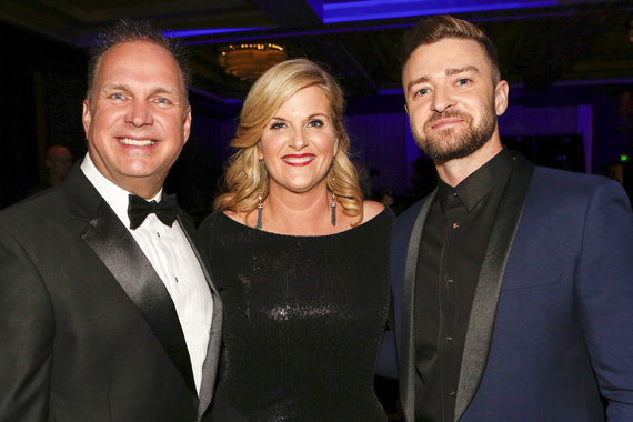 Pictured (L-R): Garth Brooks, Trisha Yearwood, Justin Timberlake