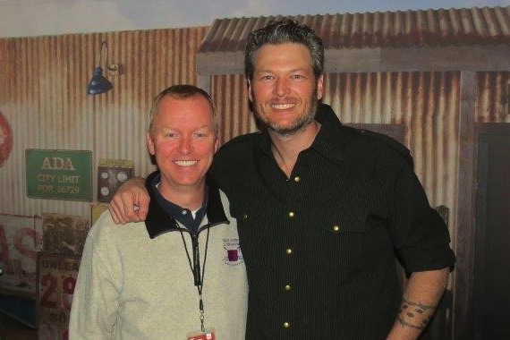 Erik Johnson (PD/KXKT - Omaha, Nebraska) poses with Blake Shelton prior to a sold-out concert in Lincoln, Nebraska, on Thursday (Feb. 25).