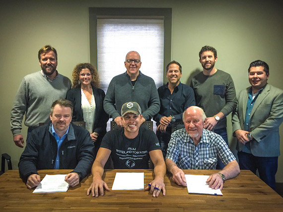 Pictured (Top Row, L-R): Safford Motley, PLCs Scott Safford; Magic Mustang Musics VP of Publishing Juli Newton-Griffith; Warner/Chappells Phil May; BBR Music Group EVP Jon Loba; Warner/Chappells Ryan Beuschel; BBR Music Group Legal & Financial Affairs Colton McGee. Pictured (Bottom Row, L-R): Warner/Chappells Ben Vaughn; Dustin Lynch; BBR Music Group President/CEO Benny Brown