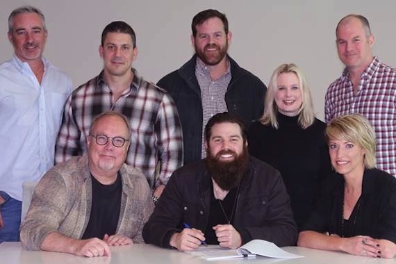 Front Row (L-R): UMG Nashville Chairman & CEO Mike Dungan; Jordan Davis; UMG Nashville Vice President A&R Stephanie Wright. (Back Row, L-R): UMG Nashville Senior Vice President A&R Brian Wright; UMG Nashville Vice President Business and Legal Affairs Rob Femia; UMG Nashville Senior Vice President Promotion Royce Risser; UMG Nashville President Cindy Mabe; UMG Nashville Senior Vice President and COO Mike Harris. Photo: Alain Poizner