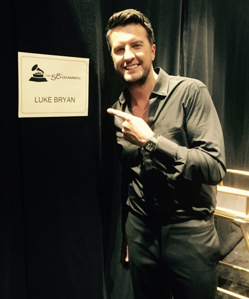 Luke Bryan backstage. Photo: twitter.com/lukebryanonline