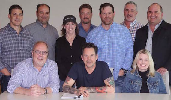 Front Row (L-R): UMG Nashville Chairman & CEO Mike Dungan, Gary Allan, UMG Nashville President Cindy Mabe Back Row (L-R): UMG Nashville Vice President Business and Legal Affairs Rob Femia, Milom Horsnell Crow Rose Kelley PLCs David Crow, FBMMs MaryAnn McCready, WMEs Rob Beckham, UMG Nashville Senior Vice President Promotion Royce Risser, UMG Nashville Senior Vice President A&R Brian Wright, Lytle Management Groups John Lytle 