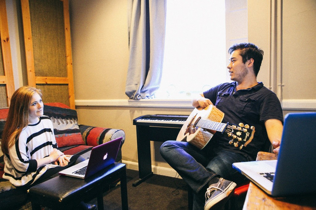 Songwriters Kayla Woodson and Daniel Ethridge discuss the details of their chorus in one of the three songs written in just one day of the Belmont writers retreat. The students took every opportunity they had to collaborate with their fellow writers. Photo: Amber J. Davis 