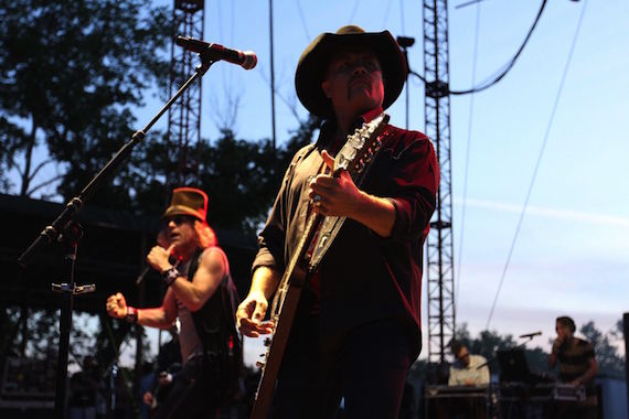 Big & Rich perform at Camp NASH.