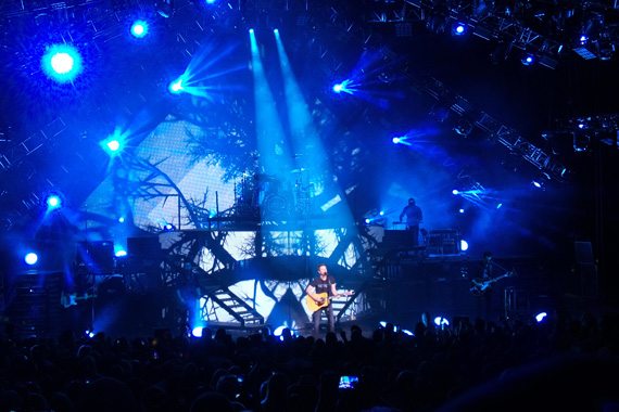 Dierks Bentley performs to a sold-out crowd of more than 15,000 on Sunday evening (May 22) at DTE Energy Music Theatre. Photo: MusicRow