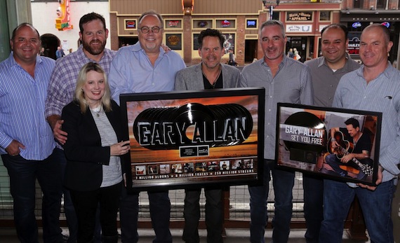 John Lytle, Lytle Management Group President; Royce Risser, UMG Nashville Senior Vice President Promotion; Cindy Mabe, UMG Nashville President; Mike Dungan, UMG Nashville Chairman & CEO; Gary Allan; Brian Wright, UMG Nashville Senior Vice President A&R; David Crow, Milom Horsnell Crow Rose Kelley PLC; Mike Harris, UMG Nashville Senior Vice President and COO. Photo : Alain Poizner