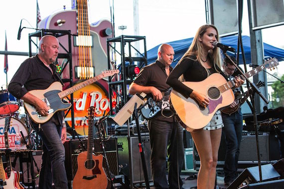 Frank Davies performs at GlobaLive! Photo: Bev Moser/Moments By Moser