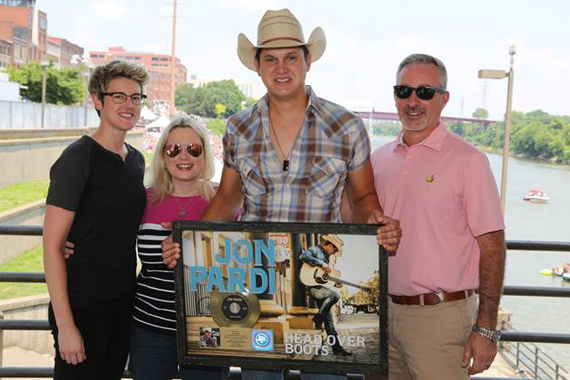 Pictured (L-R): Melanie Wetherbee (Red Light Management), Cindy Mabe (President, UMG Nashville), Jon Pardi, Brian Wright (Sr. Vice President A&R, UMG Nashville. Photo: Alan Poizner