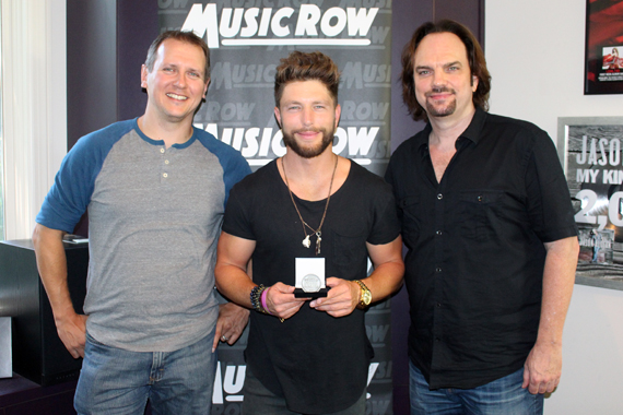 Pictured (L-R): MusicRowChart Director Troy Stephenson, Chris Lane, and MusicRow Publisher/Owner Sherod Robertson.