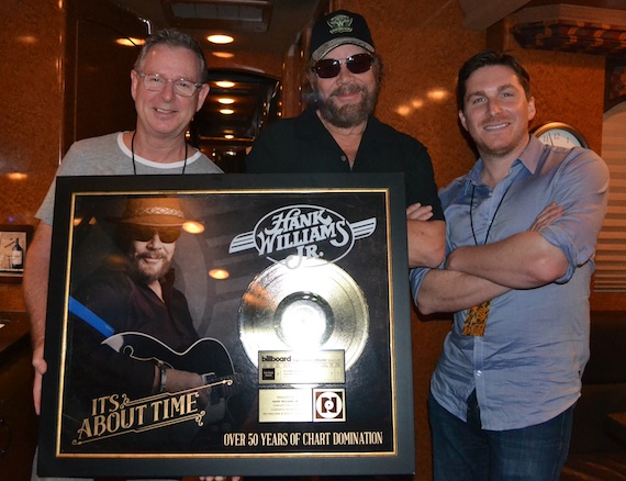 Pictured (L-R): Jim Weatherson, GM, Nash Icon Records; Hank Williams Jr.; John Zarling, SVP/Partnership Marketing & Promotion Strategy, BMLG. Photo: Big Machine Label Group