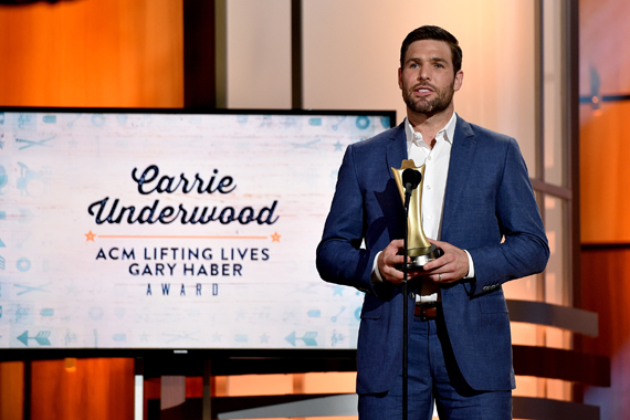 Nashville Predators Mike Fisher presents an award onstage during the 10th Annual ACM Honors at the Ryman Auditorium on August 30, 2016 in Nashville, Tennessee. (Photo by John Shearer/Getty Images for ACM)