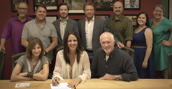 Pictured: Front (L-R): Tracy Gershon, VP A&R, Rounder Label Group; Sara Evans; Cliff OSullivan, COO, Rounder Label Group.Back (L-R): David Newmark, Factor Marketing; Jim Selby, General Manager, Concord Music Group; Craig Dunn, Manager, The Collective; Brinson Strickland, President of The Collective; Brad Chelstrom, Project Manager, Rounder Label Group; Rachel Cunningham, Manager, The Collective; Ashley Moyer, Publicity Manager, Rounder Label Group