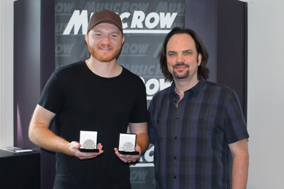 Pictured (L-R): Eric Paslay with MusicRow owner/publisher Sherod Robertson.