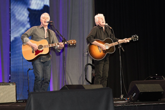 Graham Nash and Shane Fontayne perform.