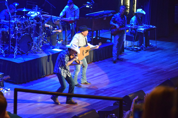 Pictured (L-R): Jimmy Mattingly, Garth Brooks. Photo: Moments By Moser Photography