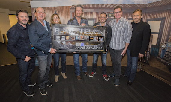 Pictured (L-R): Brandon Blackstock, Starstruck Entertainment; John Esposito, Chairman & CEO Warner Music Nashville; Cara Duckworth, VP Communications, RIAA; Shelton; Jonathan Lamy, EVP Communications & Marketing, RIAA; Peter Strickland, CMO, Warner Music Nashville and Narvel Blackstock, Starstruck Entertainment. 