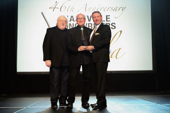 Pictured (L-R): NaSHOF Board Chair and Hall of Fame member Pat Alger, Robert K. Oermann, NaSHOF Executive Director Mark Ford. Photo: Bev Moser/Moments By Moser