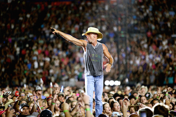 artistpr16-kenny-chesney